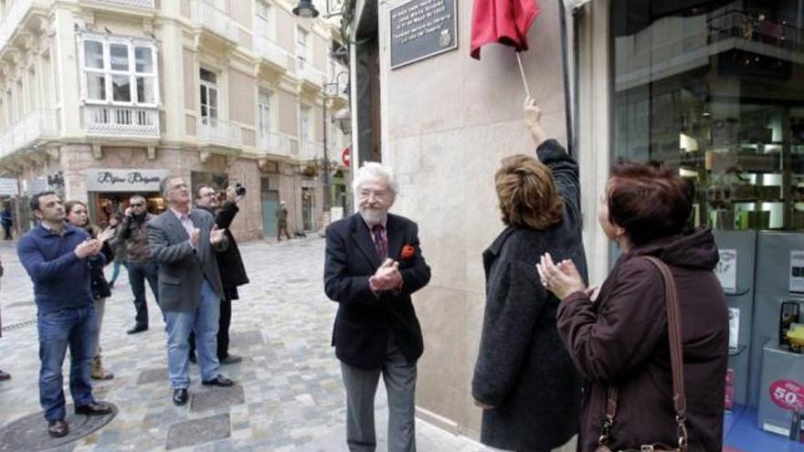 Barreiro destapa la placa homenaje junto al poeta.