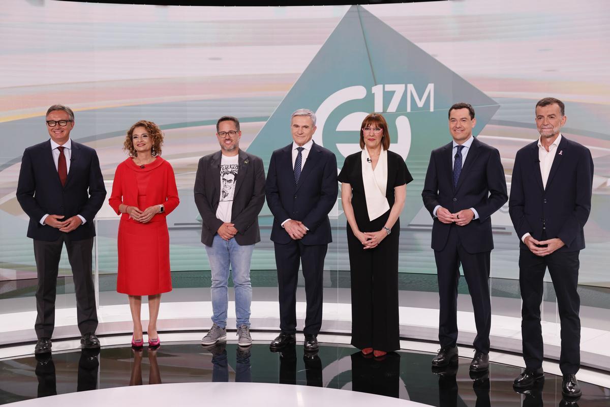 Juanma Moreno pelea el voto indeciso de derecha con Vox y se enfrenta a la ofensiva coordinada de la izquierda en el último debate