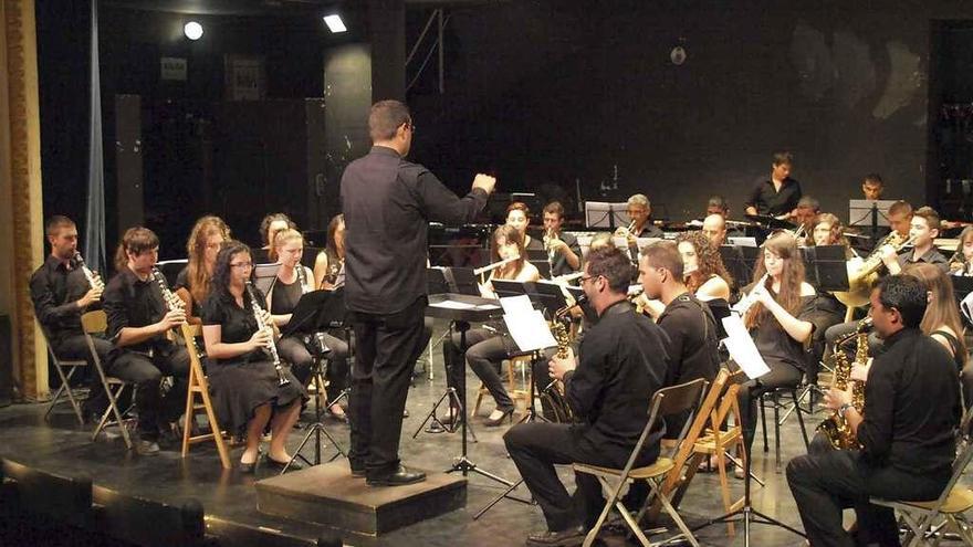 Los músicos de la Banda La Lira, durante un concierto ofrecido en el Teatro Latorre.