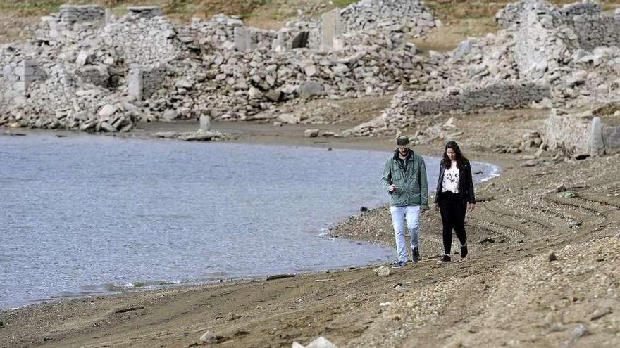 El embalse de Portodemouros se resiente ante la falta de precipitaciones. // Bernabé/Javier Lalín