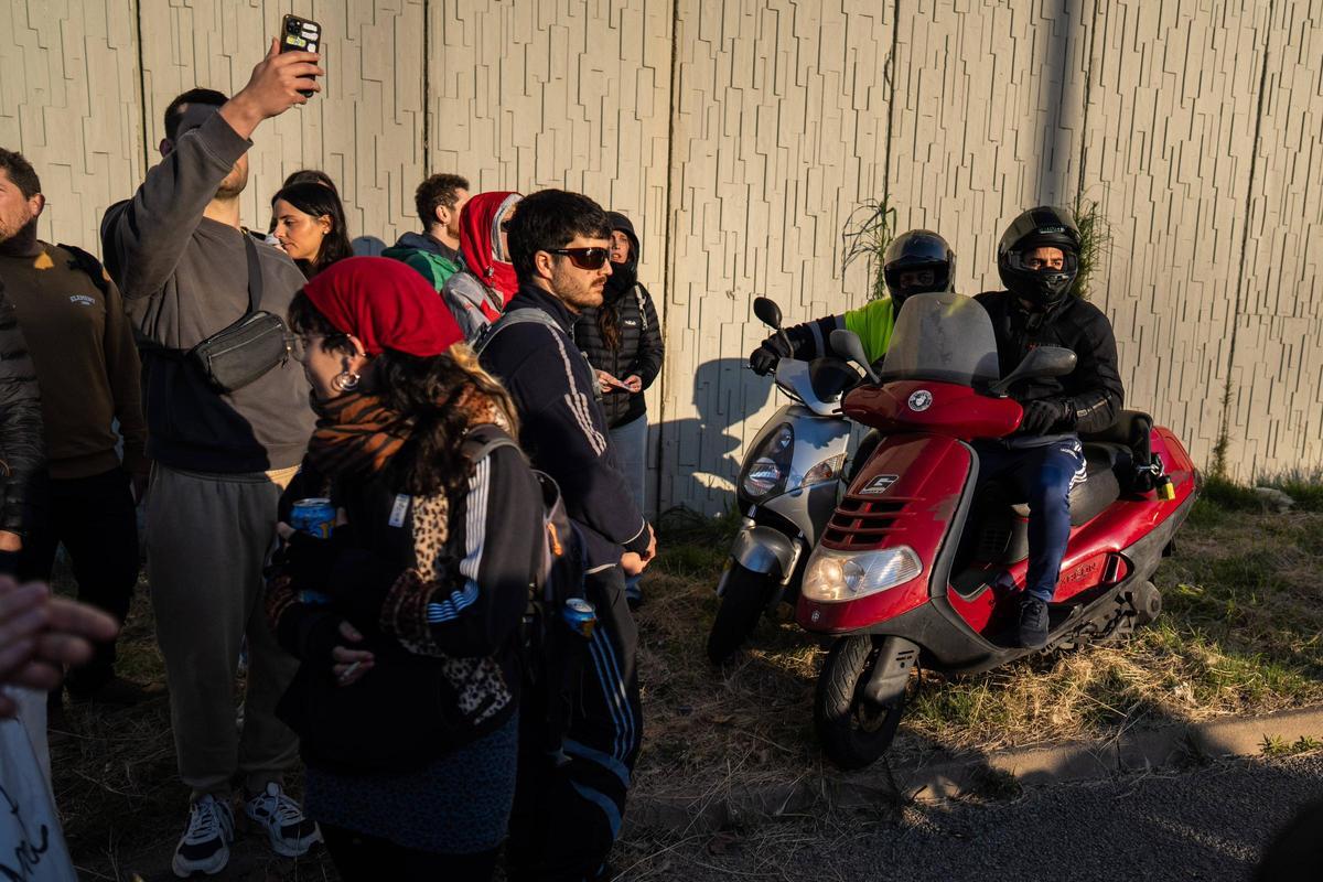 La protesta de profesores corta la B-20 a la altura de Finestrelles