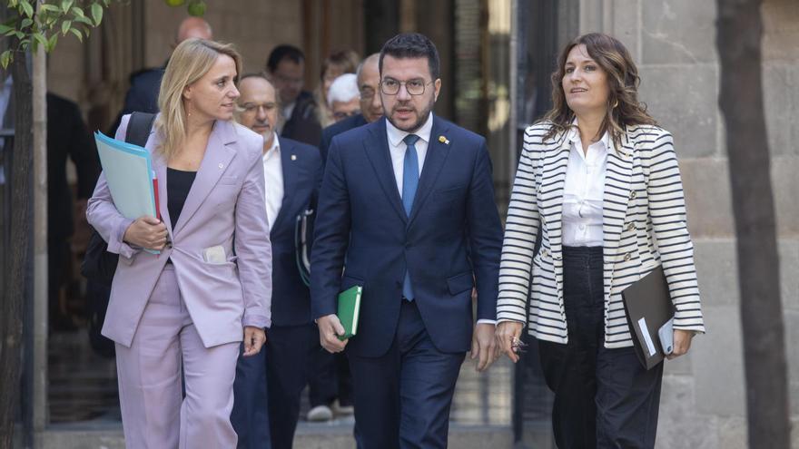 El president Aragonès y las conselleres Garriga y Vilagrà dirigiéndose a la reunión del Govern.