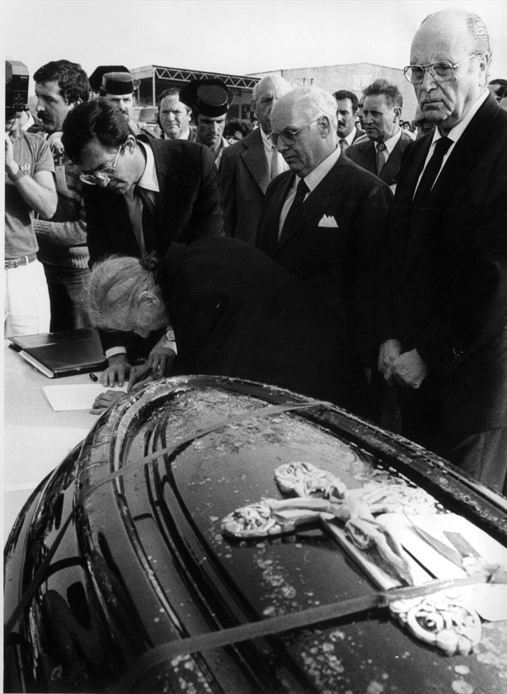 Chegada do féretro cos restos mortais de Castelao ao aeroporto de Lavacolla, na imaxe a súa irmá Teresa Castelao