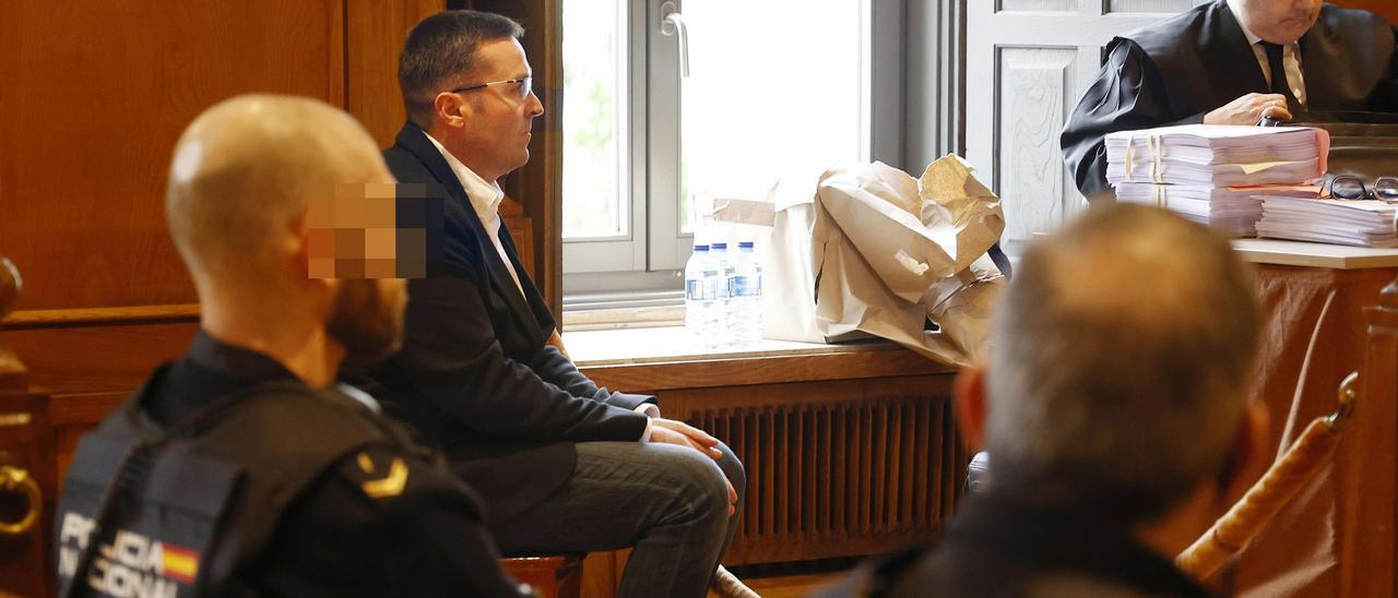 José Eirín es increpado a la salida de los Juzgados