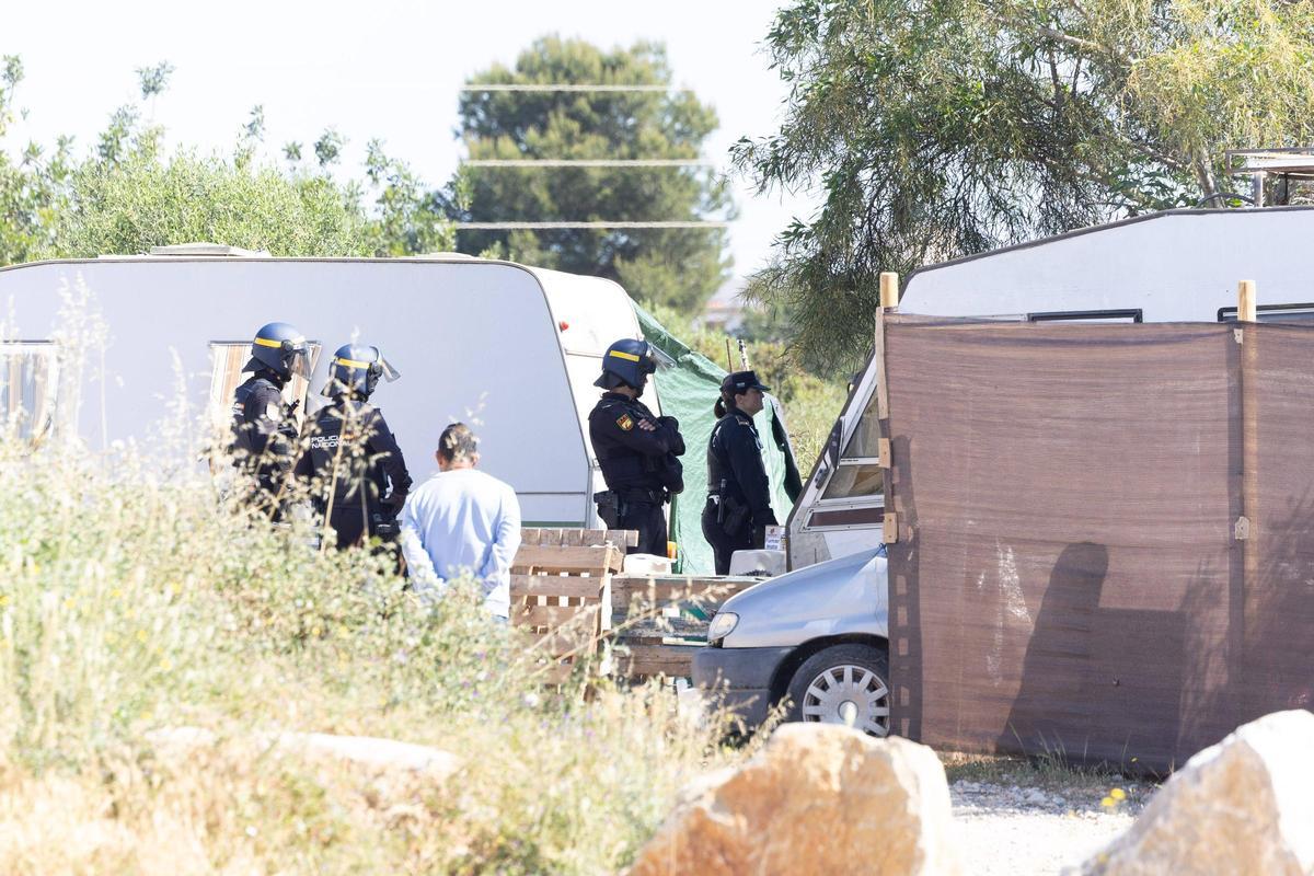 Todas las imágenes del desalojo del asentamiento más grande de Ibiza: sa Joveria