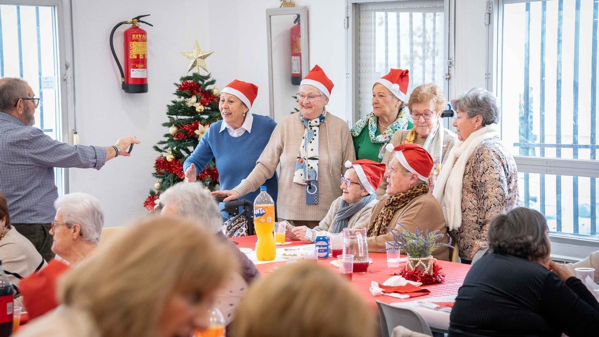 Los vecinos se van de comida de Navidad.