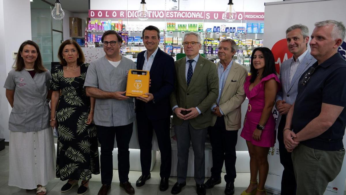 Autoridades muestran uno de los desfibriladores instalados en una farmacia de Córdoba, este martes.