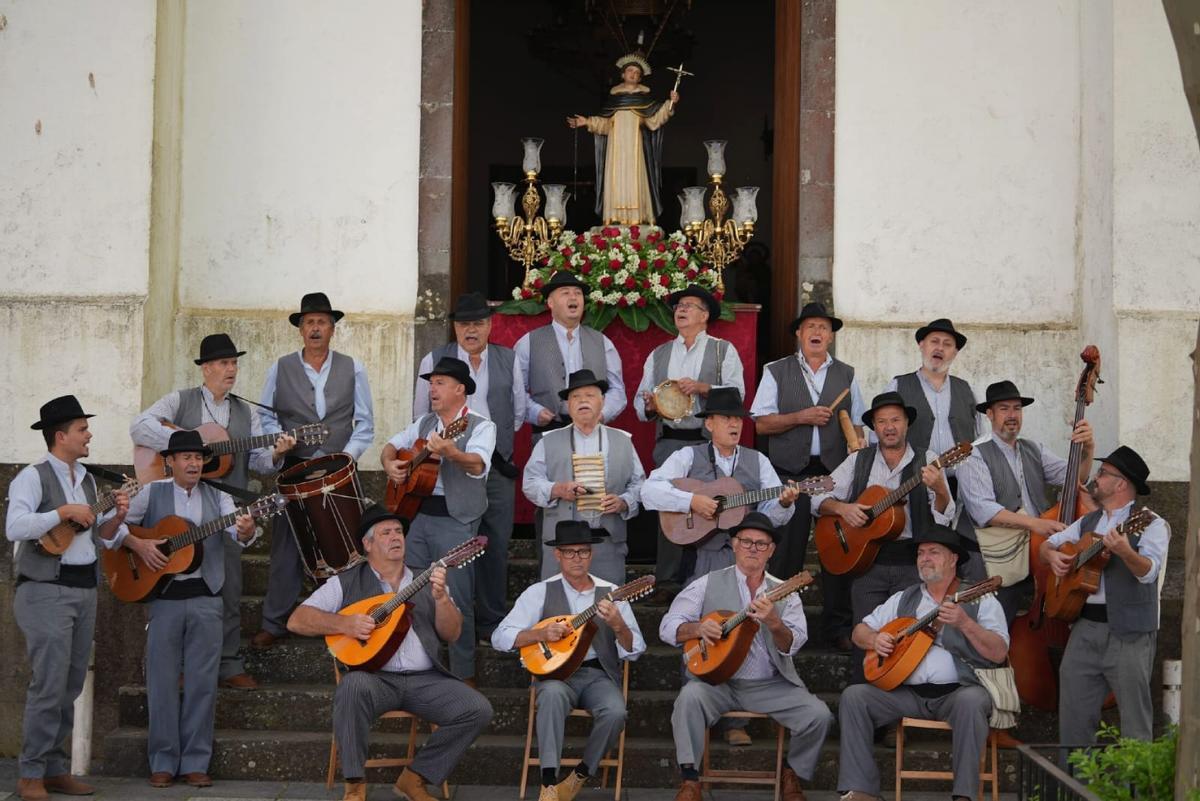 El grupo tocando durante el pregón de las fiestas patronales de San Vicente en 2023, en Valleseco, dirigido por Abel Castellano.