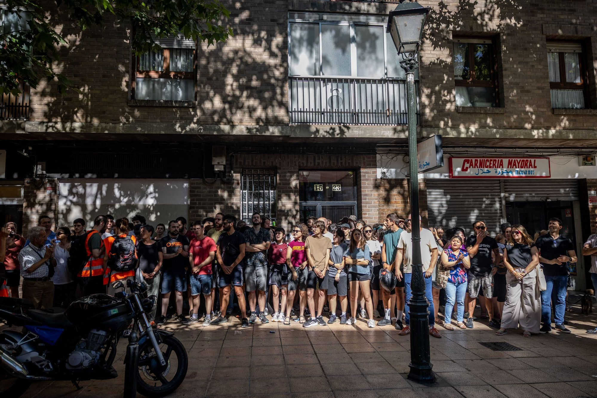 En imágenes |  Zaragoza se moviliza contra el desahucio de Samanta: "Es injusto lo que está pasando"