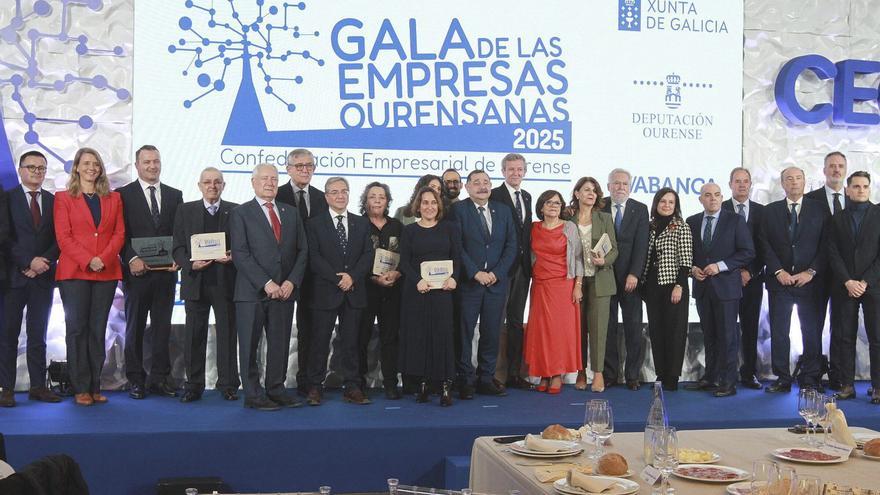 La foto de familia al término del extenso acto.