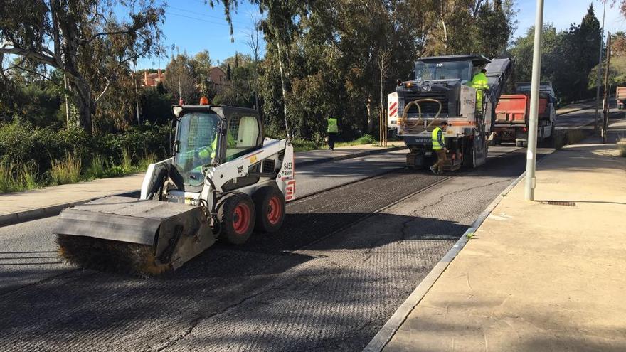 Operarios mejoran el pavimento de la avenida Buchinger.