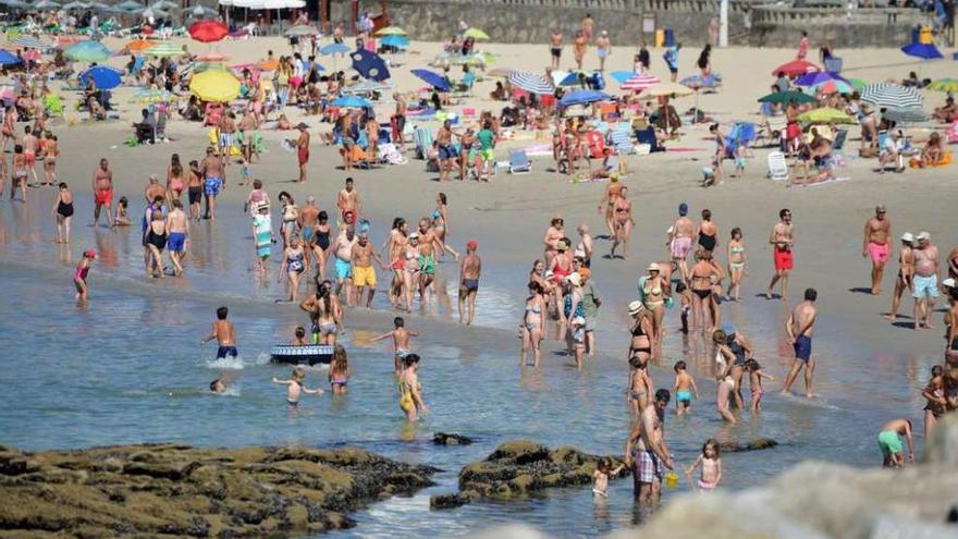 Bañistas en la playa de Silgar el pasado mes de agosto. // G. Santos