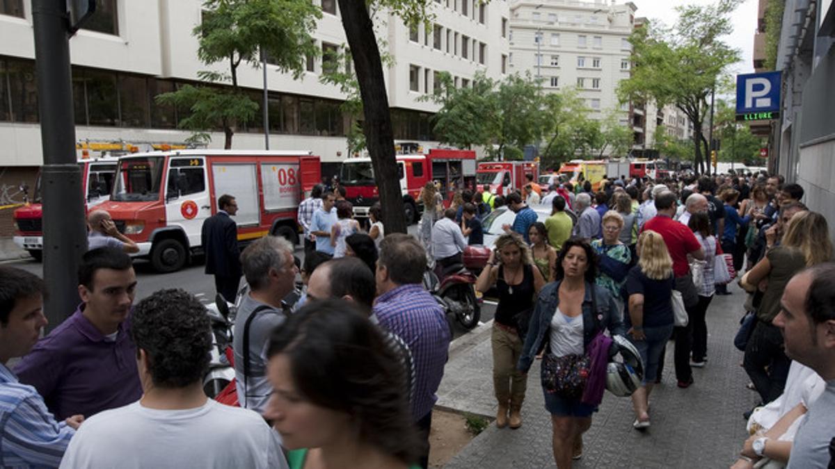 Los trabajadores de las oficinas del edificio del párking siniestrado han sido desalojados.