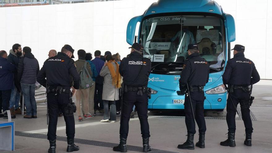 Acuerdo entre patronal del transporte de viajeros y sindicatos para frenar la huelga