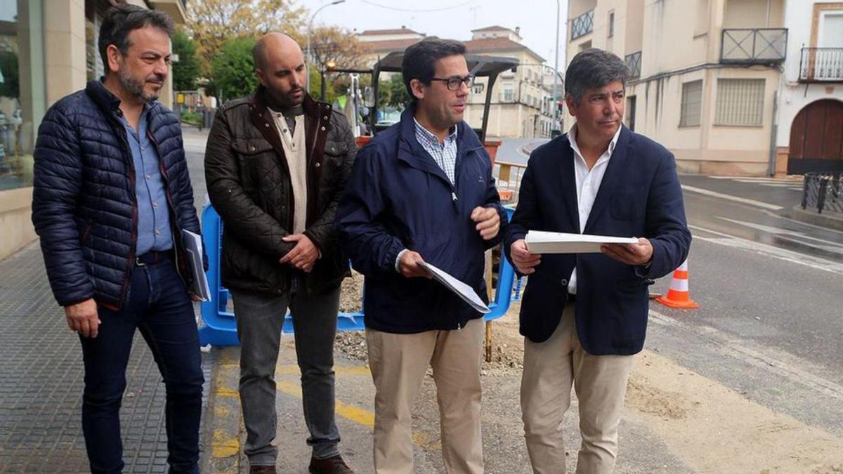 Rafael Llamas, a la derecha, junto a técnicos municipales y de Diputación.