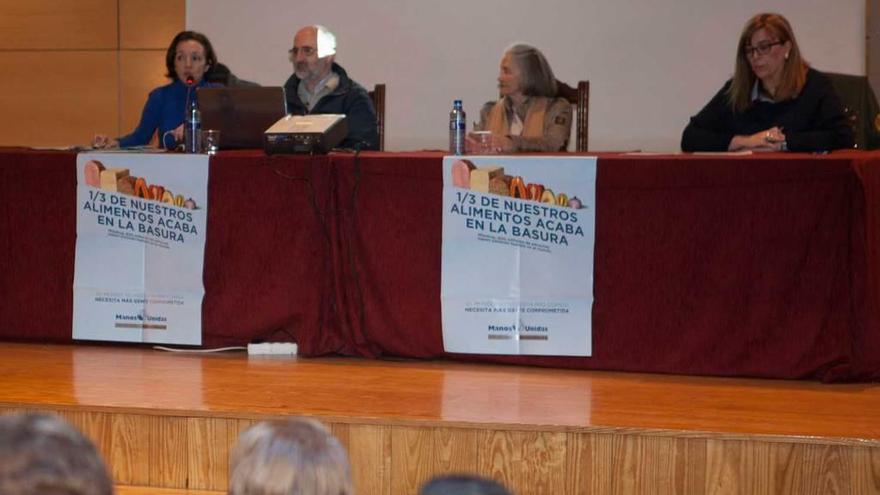 Por la izquierda, Marta Fano, Juan Antonio Fraile, Isabel Muñiz y Silvia Martínez, durante el acto.