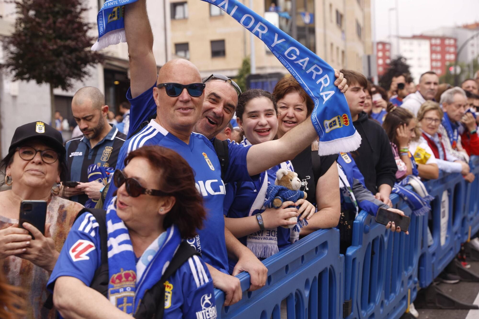 EN IMÁGENES: Espectacular recibimiento de la afición del Oviedo a su equipo antes de la vuelta por el ascenso contra el Almería