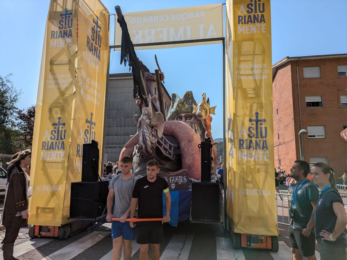 Una embarcación pasa por el arco que marca las medidas máximas reglamentarias en el Descenso del Nalón.
