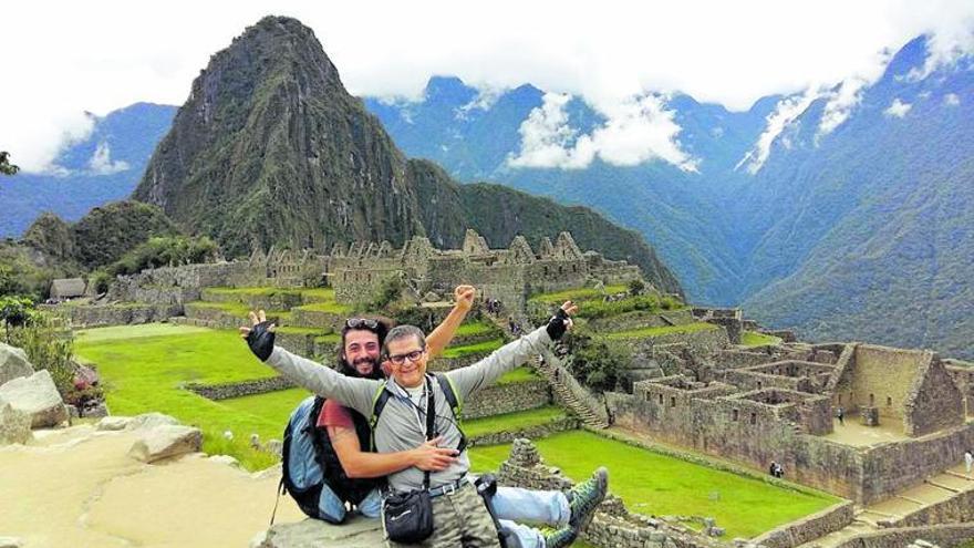 Hamu acompañó a Pablo, con 
parkinson y problemas para 
caminar, a Perú, donde hicie-
ron turismo durante 20 días
 recorriendo el país. H.M.C.