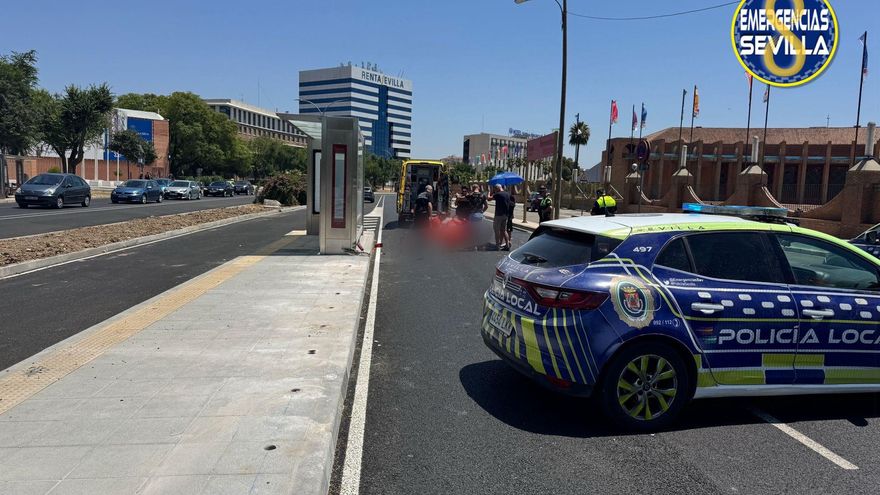 Herido grave un motorista tras chocar contra una marquesina en Sevilla Este
