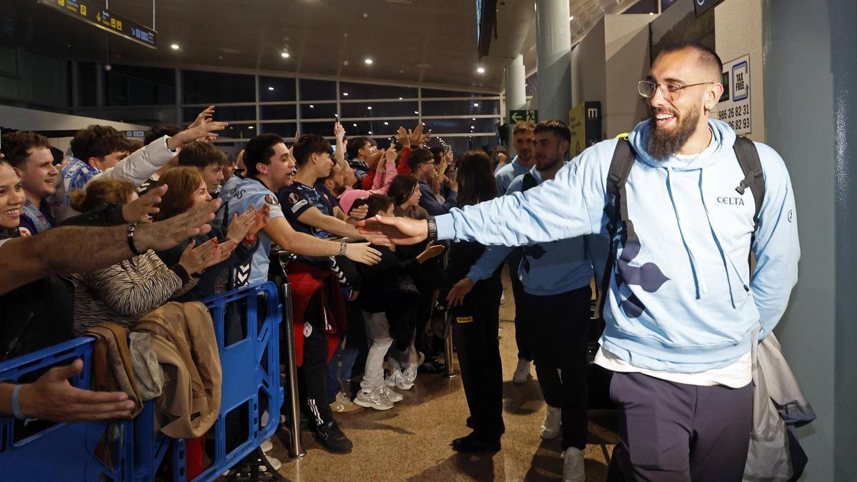 Borja Iglesias, en la llegada del Celta anoche a Peinador tras derrotar al Lyon