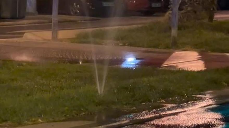 Un “géiser” de agua junto a las vías del TRAM en avenida de la Costa Blanca