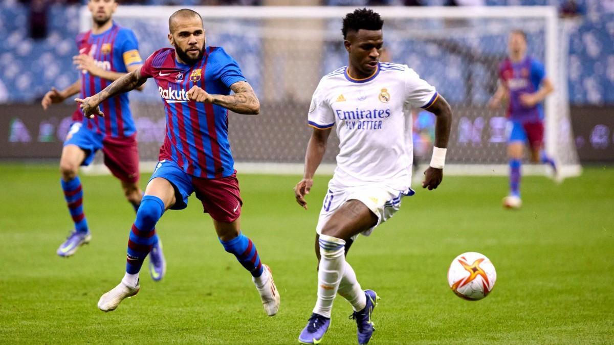 Alves, junto a Vinicius, en la Supercopa