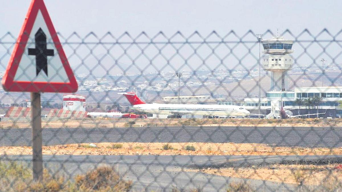 Imagen de archivo de un avión en el aeropuerto de Lanzarote.