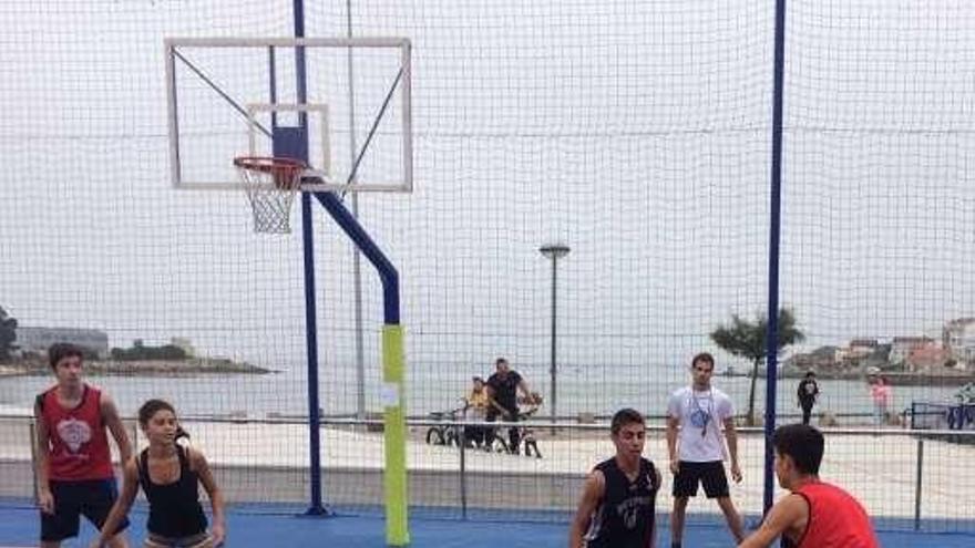 Cuarenta jóvenes jugadores de baloncesto estrenan Terra de Porto