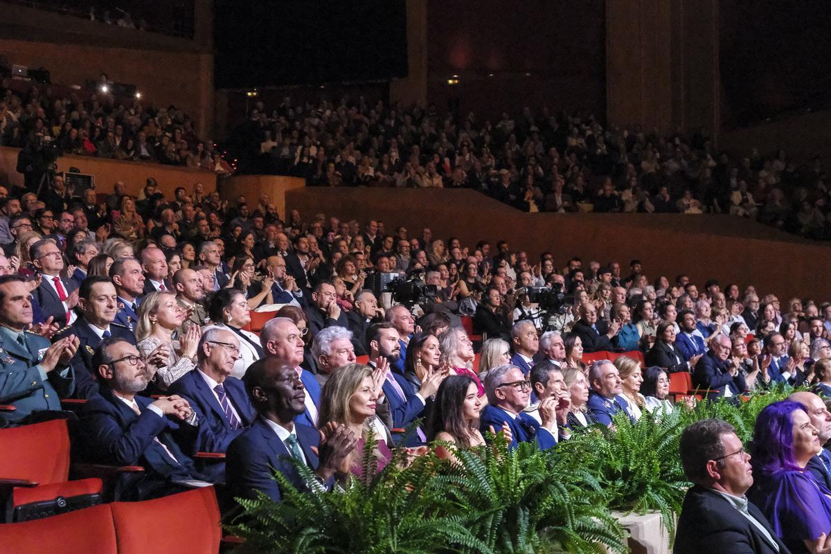 Asistentes al acto de Honores y Distinciones del Cabildo de Gran Canaria.
