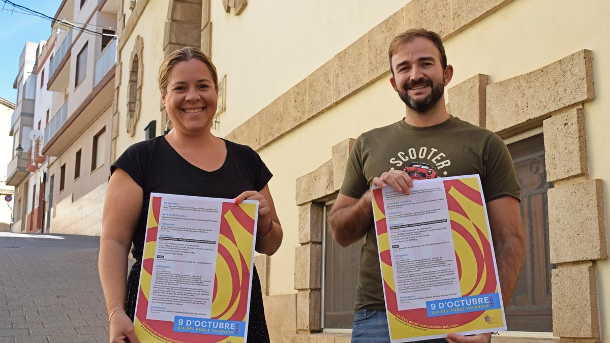 Los concejales de Cultura y Fiestas de Benitatxell, Victor Bisquert y Mayte Roldán tras presentar la programación festiva