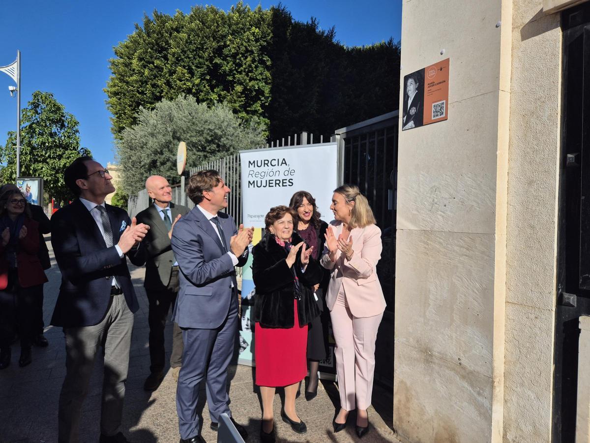La consejera Conchita Ruiz, junto con el presidente del TSJ de Murcia, Manuel Luna, y la juez María Jover, en el acto de colocación de la placa dedicada a esta jurista