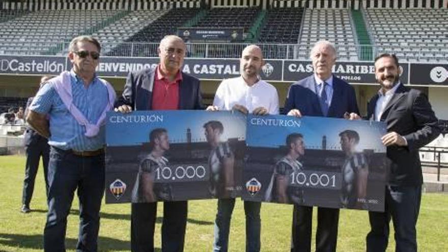 Directivos del club posan con Planelles y Bautista con los abonos del Castellón.