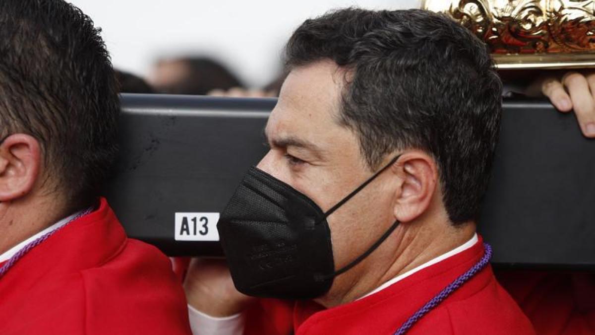 El presidente andaluz Juanma Moreno sale como hombre de trono del Cristo de la Exaltación, durante la procesión magna de Málaga celebrada en otoño.