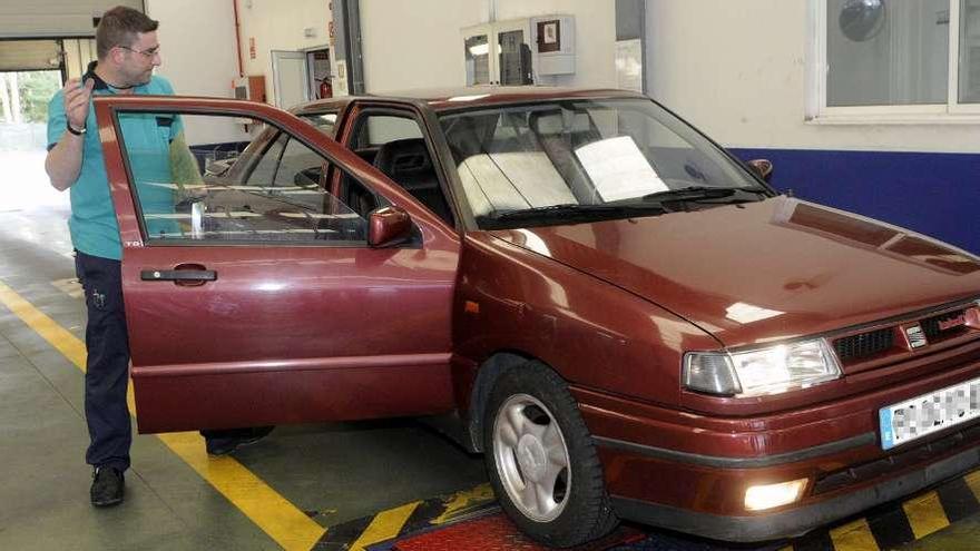 Un coche realiza la inspección técnica de vehículos en una estación de ITV de la provincia. // Noé Parga