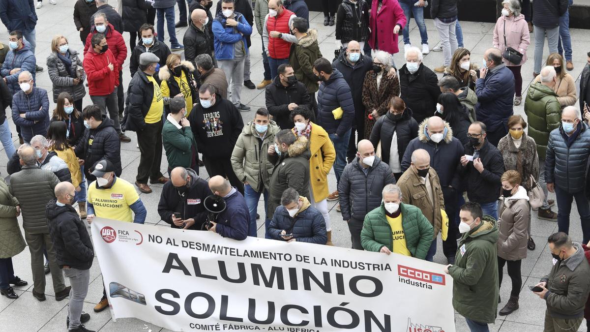 Trabajadores de Alu Ibérica durante la concentración del pasado fin de semana en Avilés.