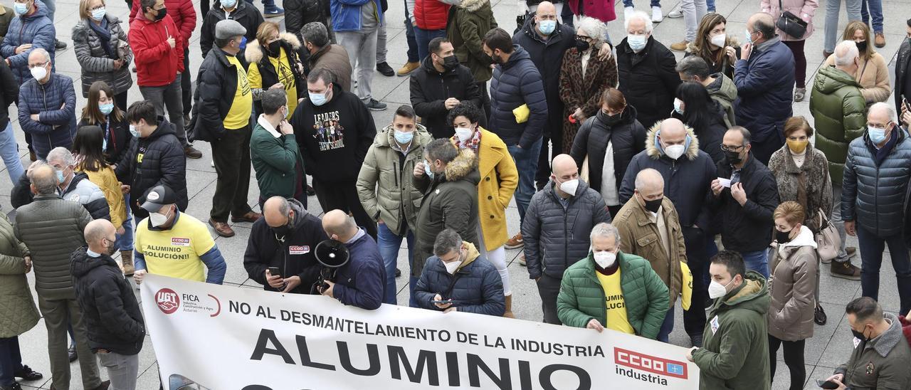 Trabajadores de Alu Ibérica durante la concentración del pasado fin de semana en Avilés.