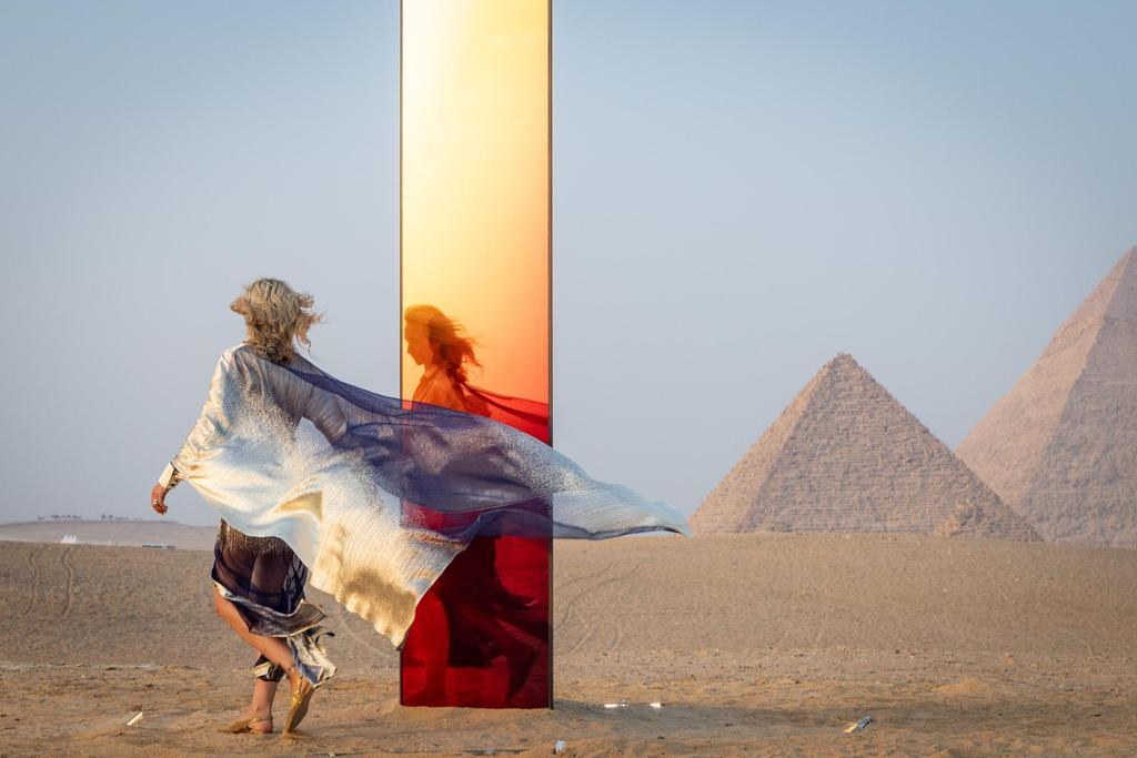 Sabine Marcelis, una de las artistas que se presenta en "Forever now", junto a su obra.