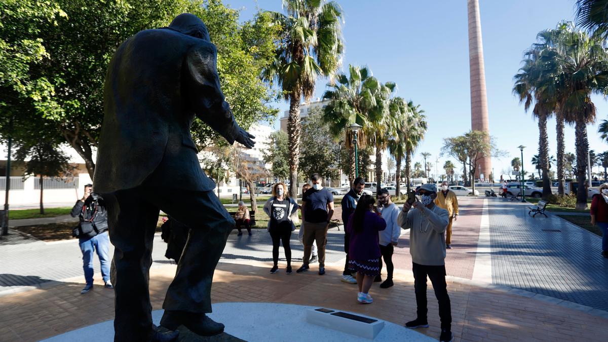 La estatua de Chiquito de la Calzada, inaugurada