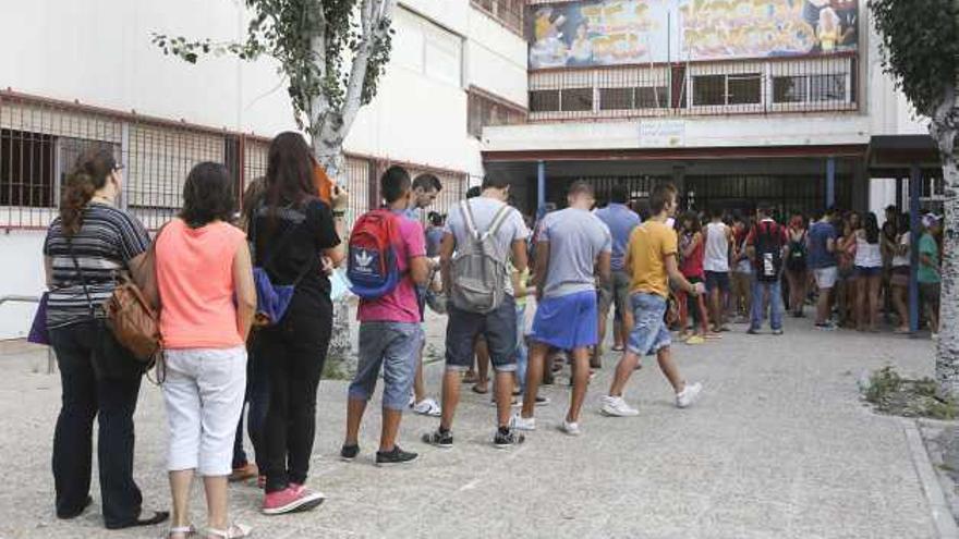 La vuelta de los parados a las aulas provoca la caída en 4,5 puntos del abandono escolar