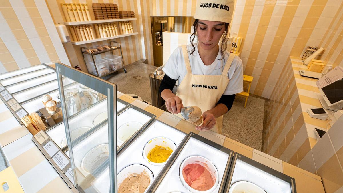 Una empleada de la heladería Hijos de Nata prepara un cucurucho.