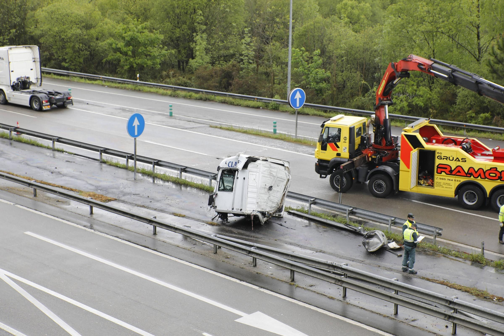 EN IMÁGENES: El brutal accidente de un camión en la A-64