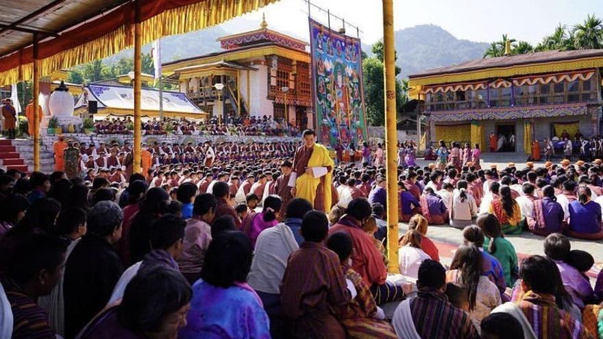 El rey de Bután recibe a la delegación extremeña.