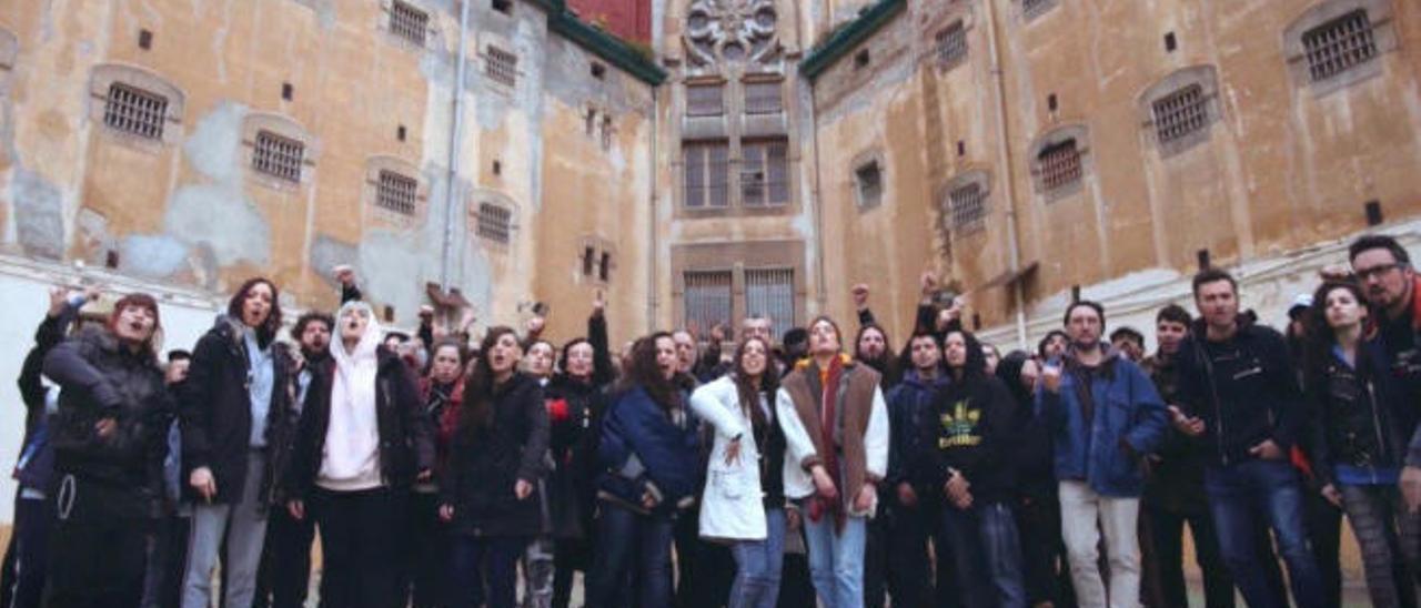 Raperos unidos en la antigua cárcel Modelo de Barcelona en el vídeoclip &#039;Los borbones son unos ladrones&#039;, en solidaridad con Hasel y Valtonyc.