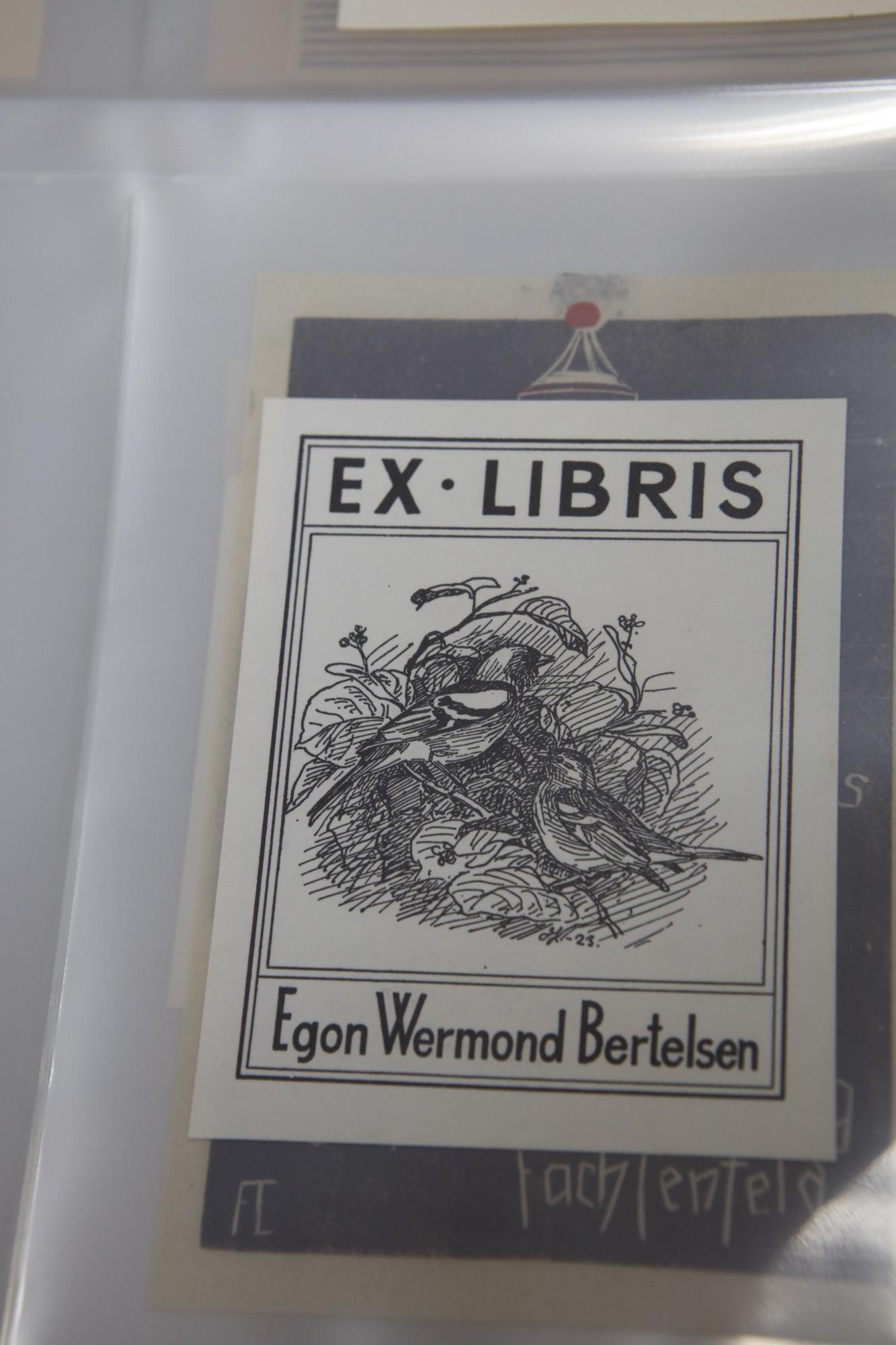 Ein Ex-libri in der Biblioteca de Cultura Artesana. Das sind kleine, kunstvolle Karten, mit denen früher viele Menschen die Bücher als ihr Eigentum markierten.
