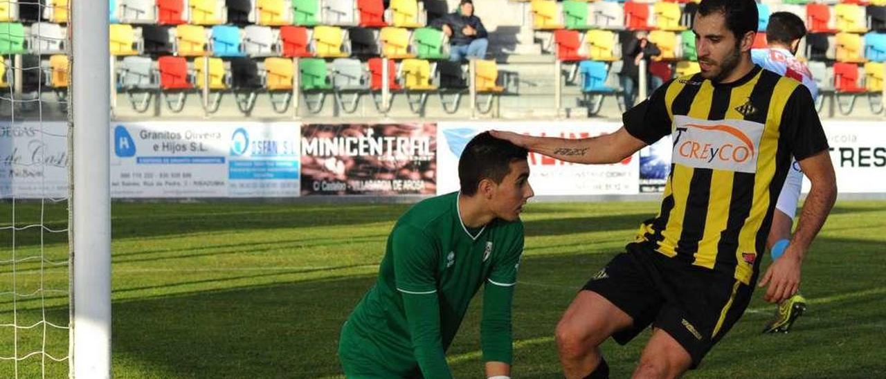 Lucas atrapa el balón antes de que Fran Fandiño pudiese llegar a él, ayer, en A Senra. // Iñaki Abella