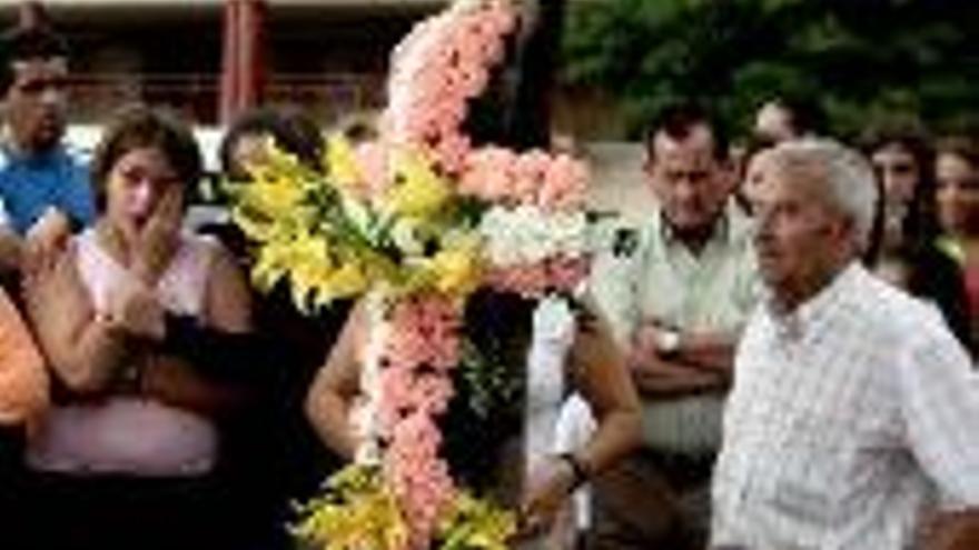 FLORES EN RECUERDO DEL JOVEN FALLECIDO