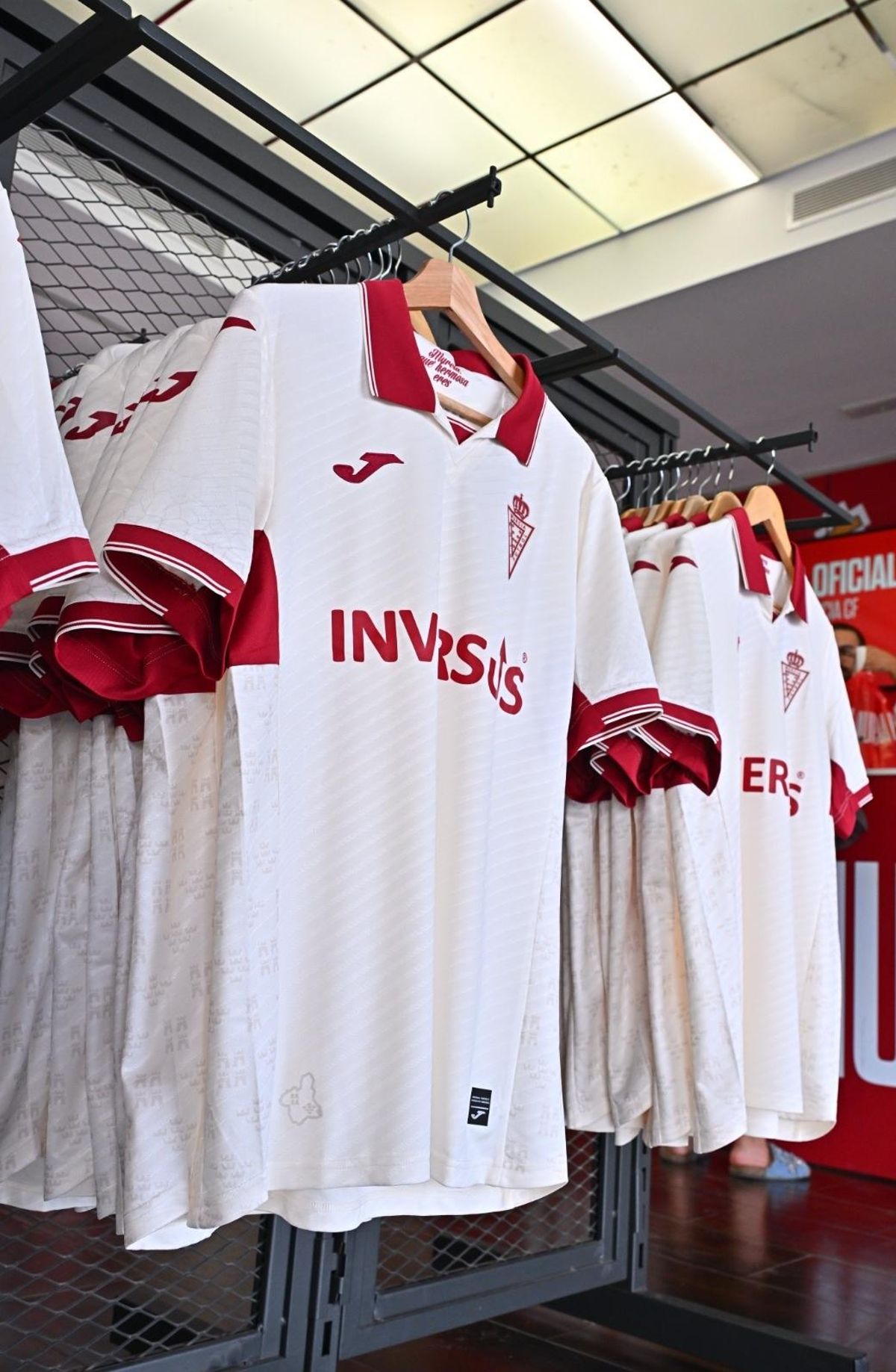 Segunda equipación del Real Murcia para la temporada 2025-2026.