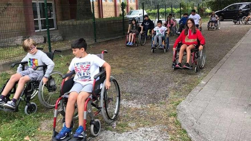 Varios pequeños aprenden a usar una silla de ruedas. // Santos Álvarez