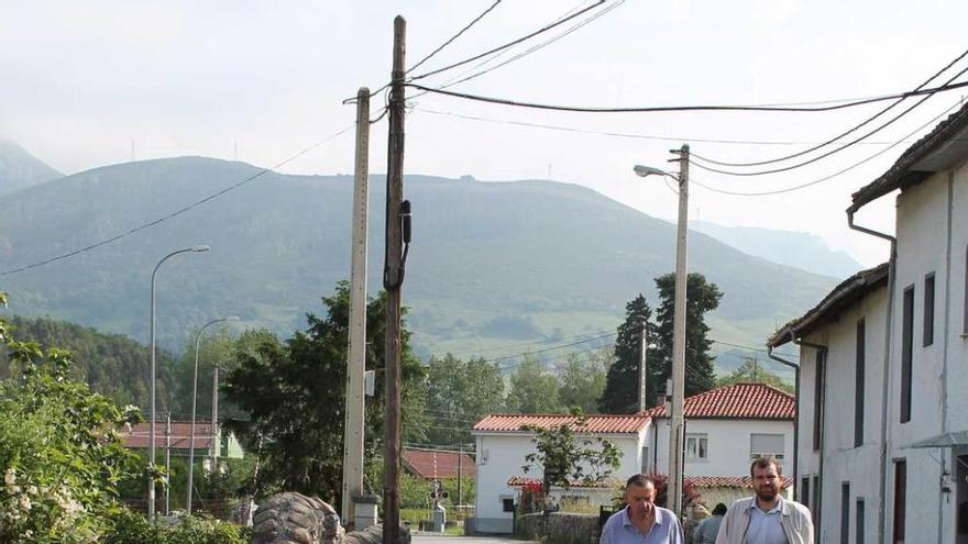 Andrés Rojo e Iván Allende recorren la zona donde se ejecutó la obra.